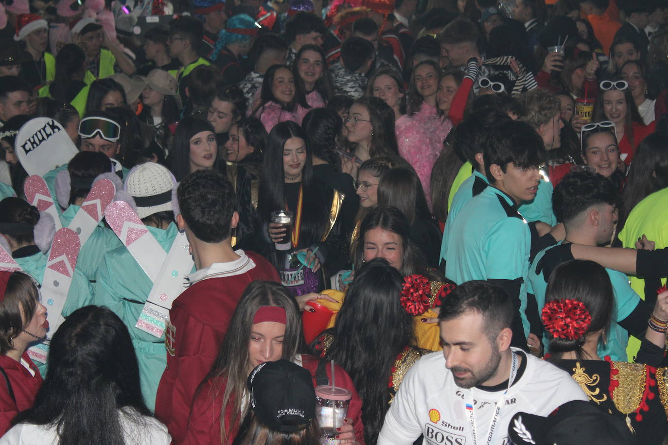 Multitudinaria fiesta de Carnaval en Béjar aún sin desfile por la lluvia