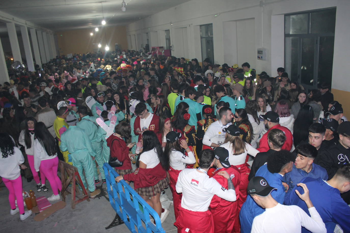 Multitudinaria fiesta de Carnaval en Béjar aún sin desfile por la lluvia