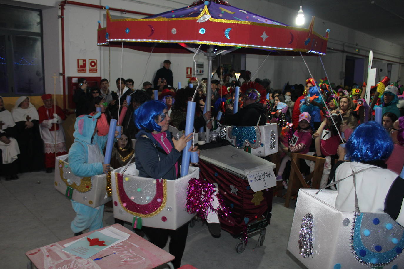 Multitudinaria fiesta de Carnaval en Béjar aún sin desfile por la lluvia