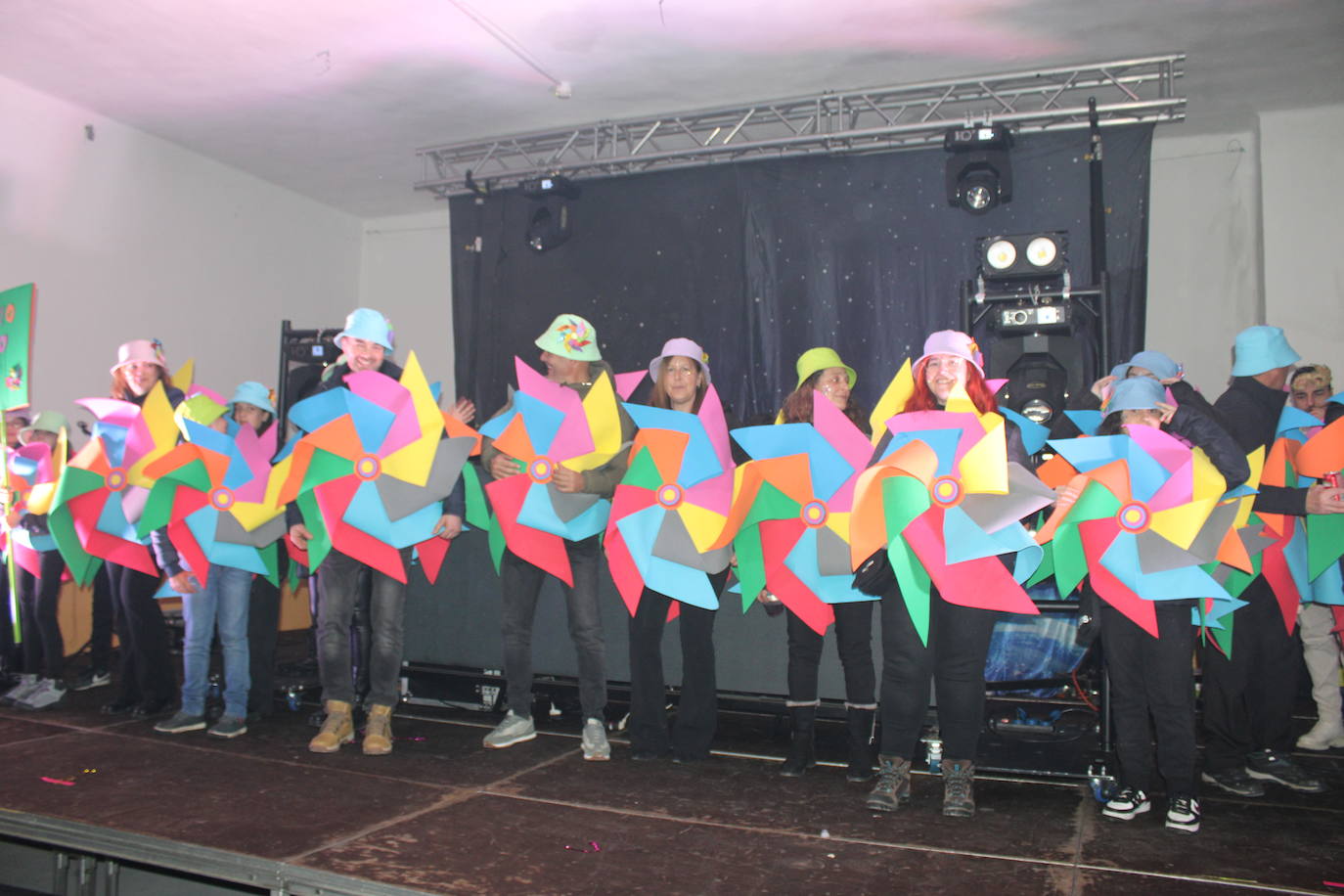 Multitudinaria fiesta de Carnaval en Béjar aún sin desfile por la lluvia