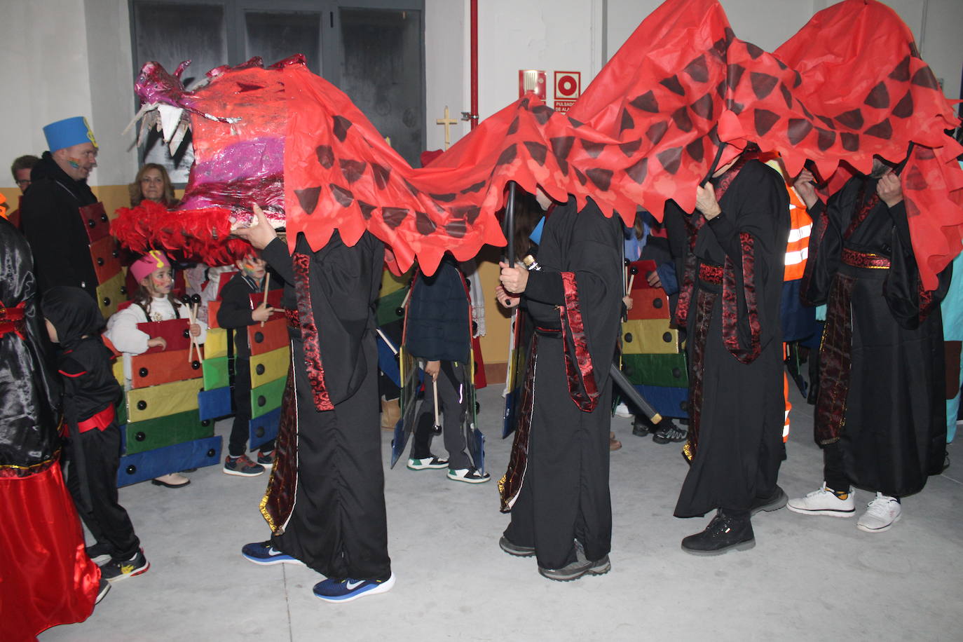 Multitudinaria fiesta de Carnaval en Béjar aún sin desfile por la lluvia