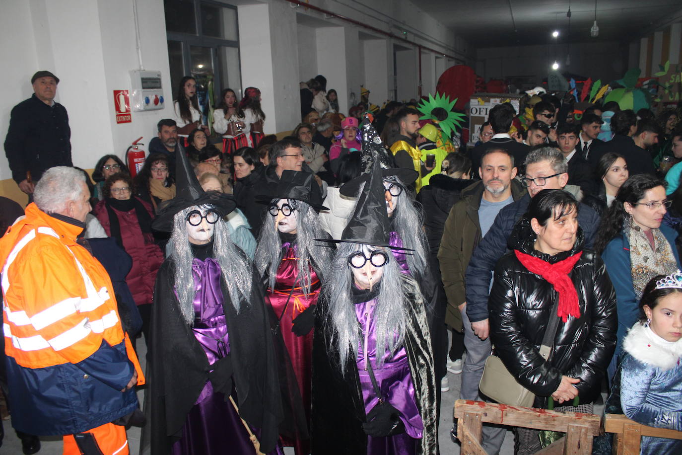 Multitudinaria fiesta de Carnaval en Béjar aún sin desfile por la lluvia