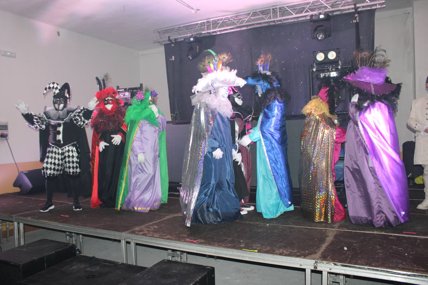 Multitudinaria fiesta de Carnaval en Béjar aún sin desfile por la lluvia