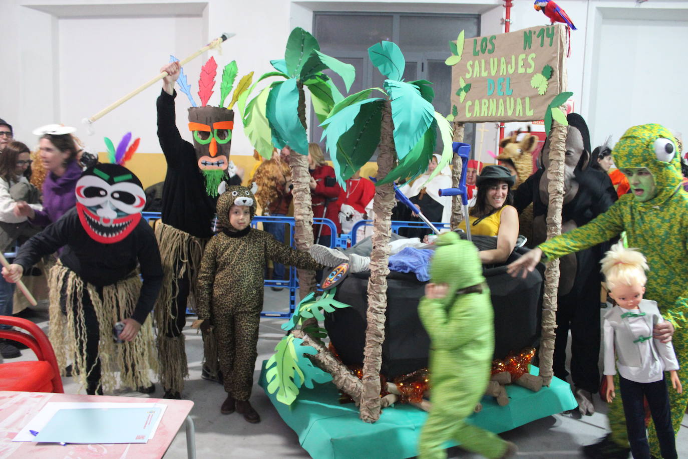 Multitudinaria fiesta de Carnaval en Béjar aún sin desfile por la lluvia