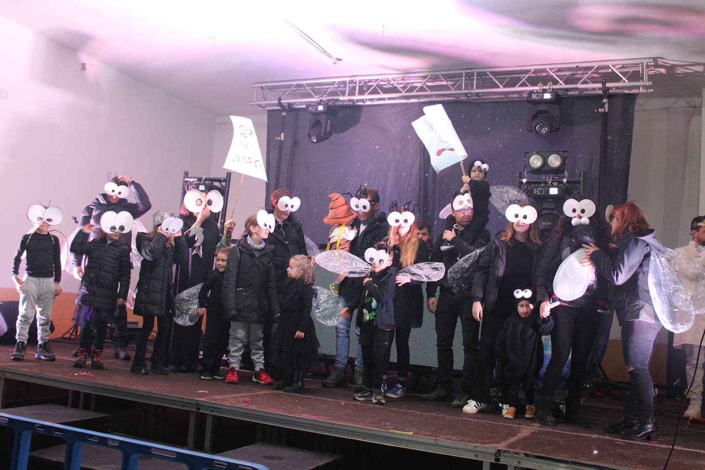 Multitudinaria fiesta de Carnaval en Béjar aún sin desfile por la lluvia