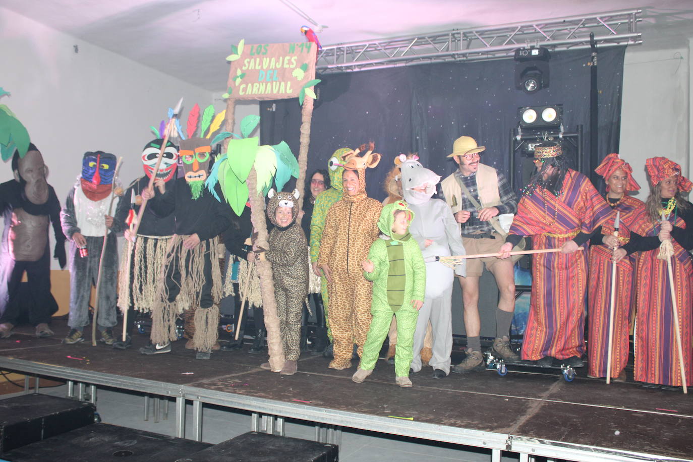 Multitudinaria fiesta de Carnaval en Béjar aún sin desfile por la lluvia