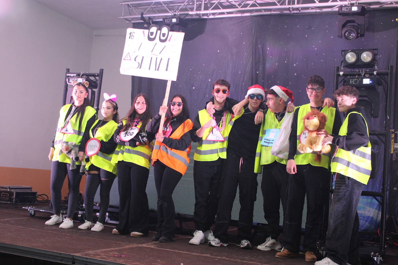 Multitudinaria fiesta de Carnaval en Béjar aún sin desfile por la lluvia