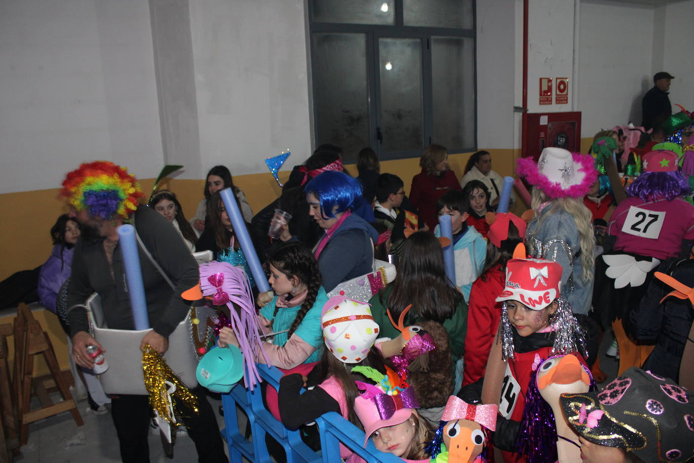 Multitudinaria fiesta de Carnaval en Béjar aún sin desfile por la lluvia