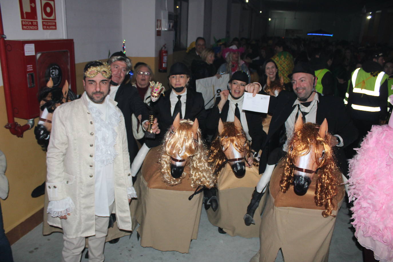 Multitudinaria fiesta de Carnaval en Béjar aún sin desfile por la lluvia