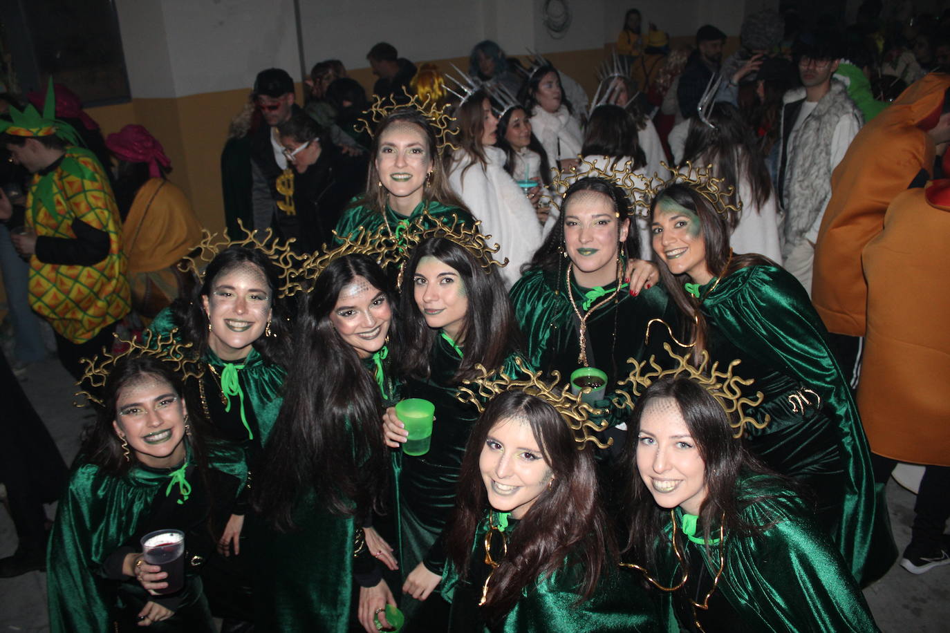 Multitudinaria fiesta de Carnaval en Béjar aún sin desfile por la lluvia