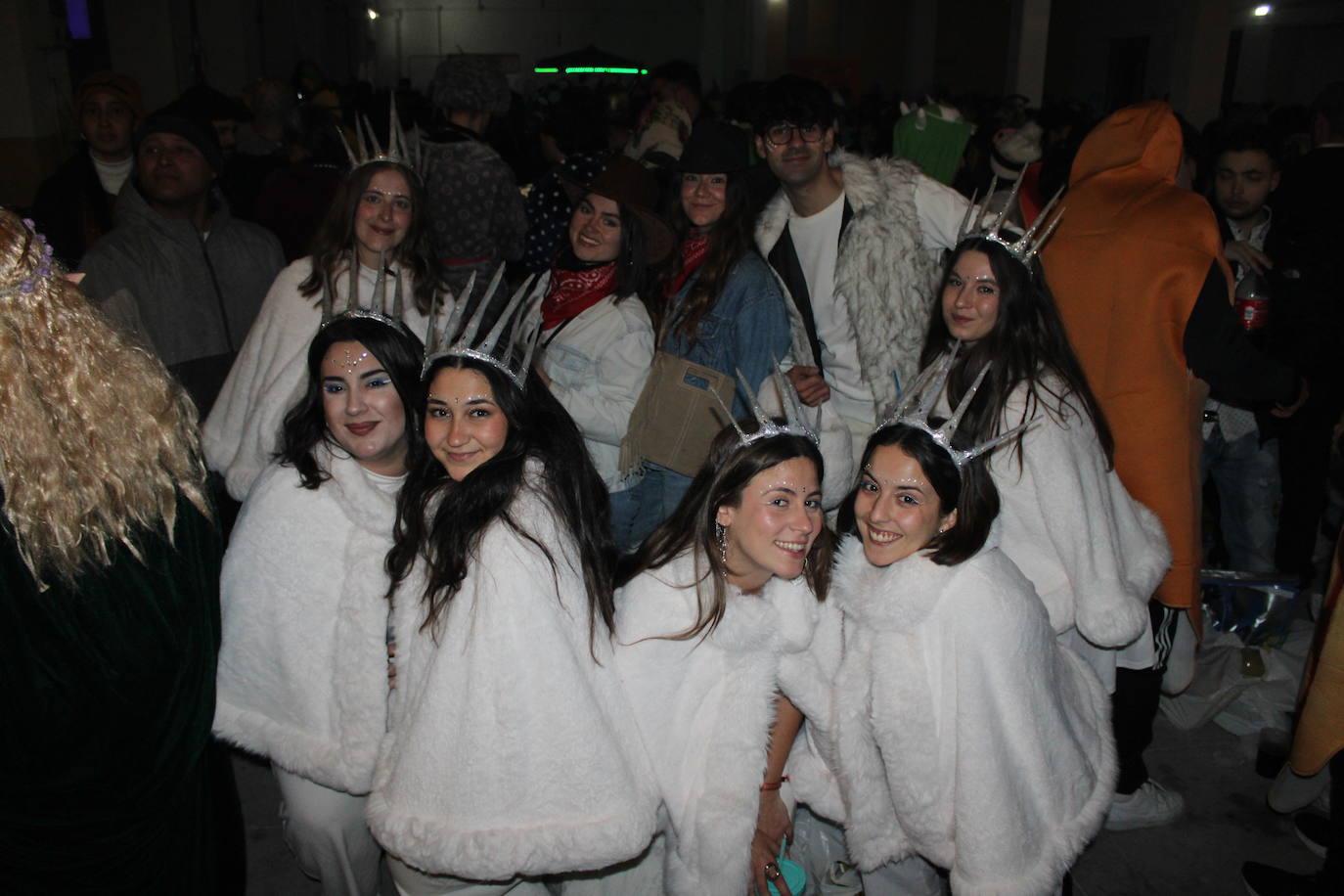 Multitudinaria fiesta de Carnaval en Béjar aún sin desfile por la lluvia