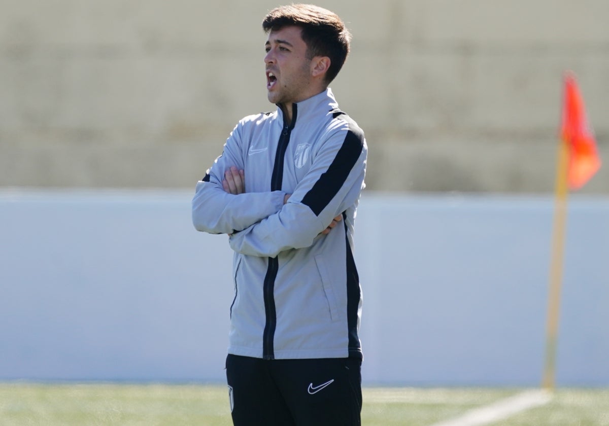 Miguel García, entrenador del Santa Marta, da instrucciones.