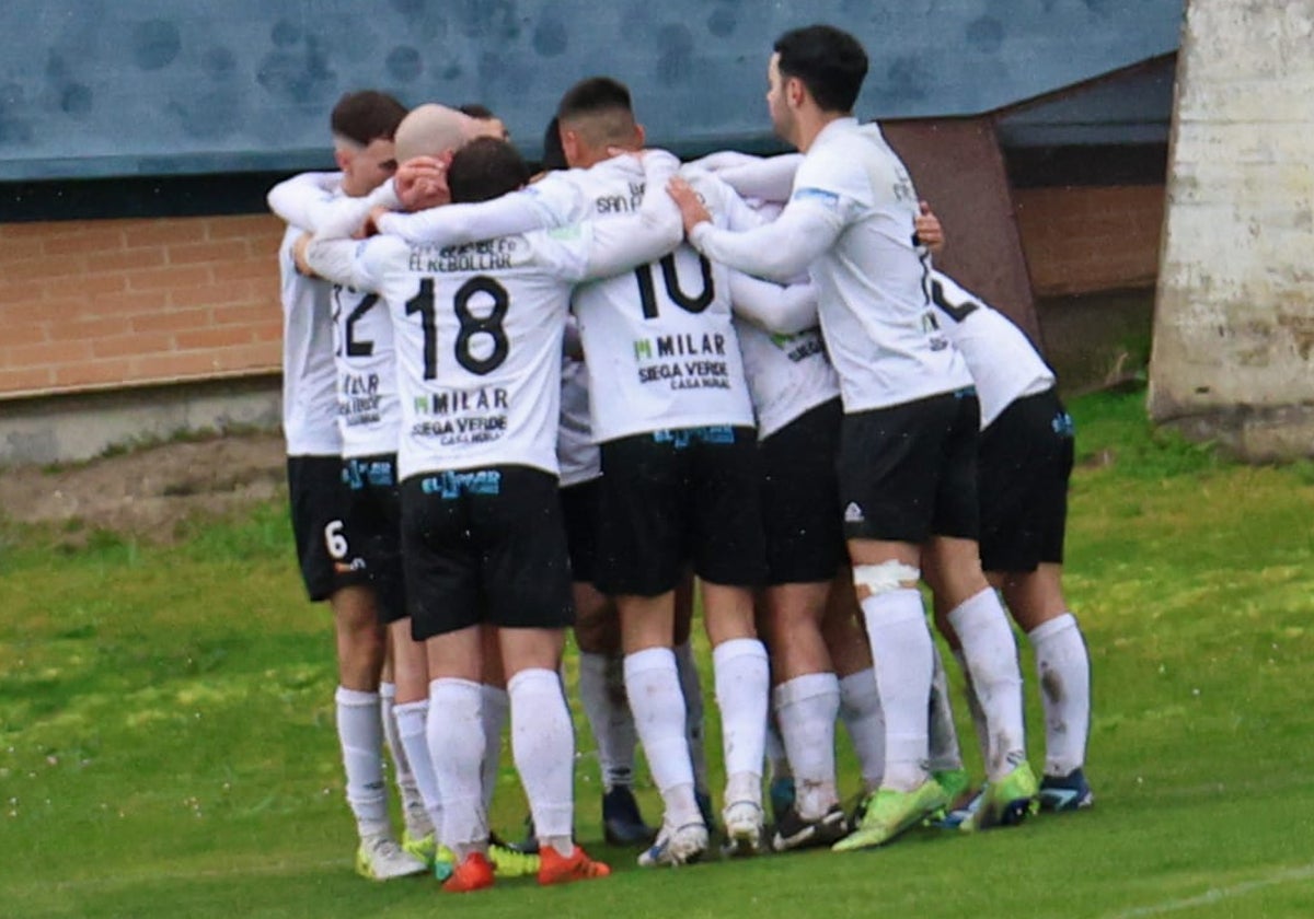 Los jugadores del Ciudad Rodrigo celebran uno de los tantos ante el Atlético Bembibre.