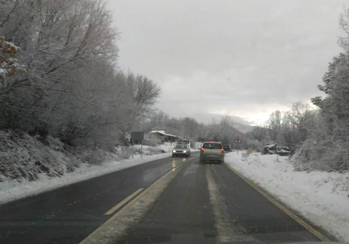 Dos coches circulan por la nieve.