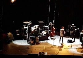 Bob Dylan en el escenario del Multiusos.