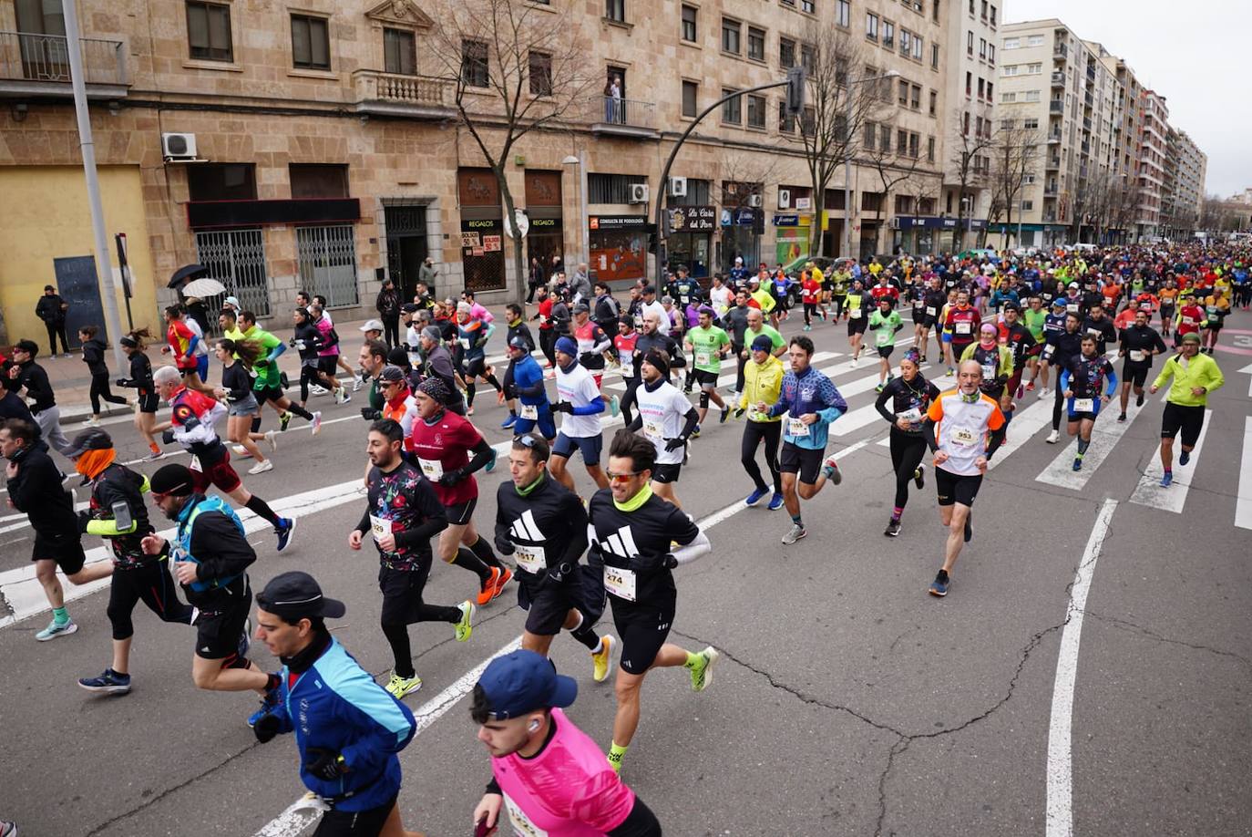 Todas las imágenes de cómo miles de salmantinos desafían al frío en la XIII Media Maratón