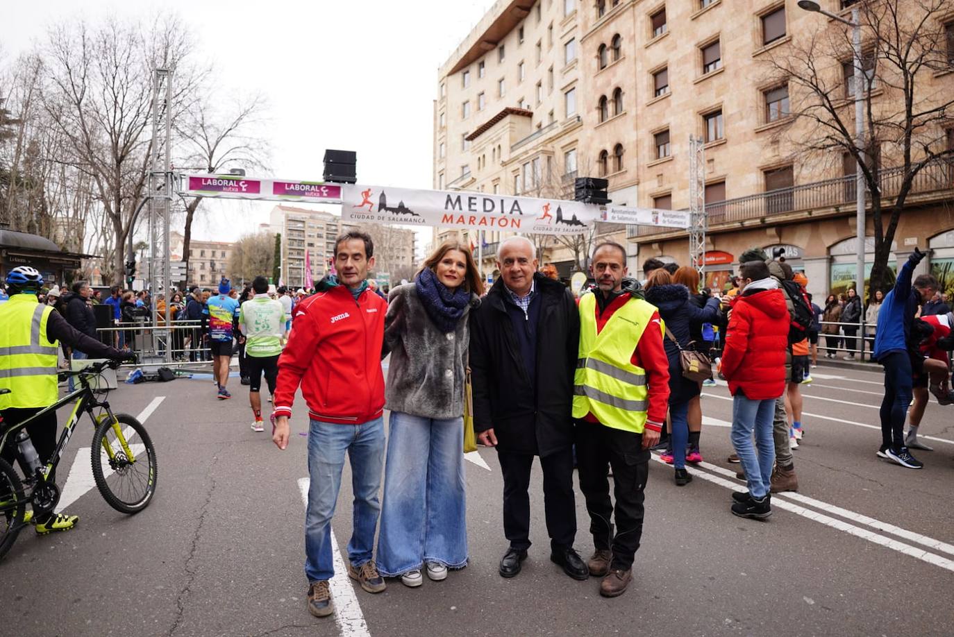 Todas las imágenes de cómo miles de salmantinos desafían al frío en la XIII Media Maratón