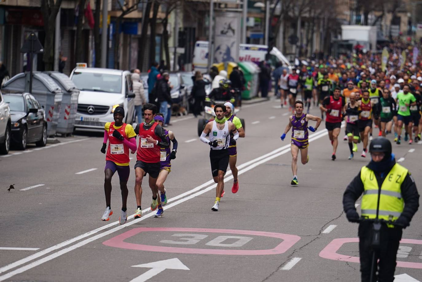 Todas las imágenes de cómo miles de salmantinos desafían al frío en la XIII Media Maratón