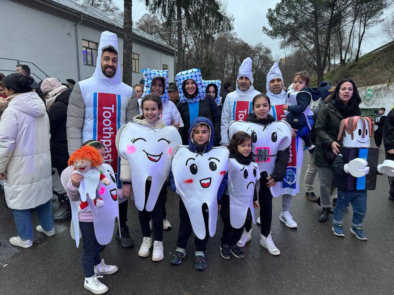 Multitudinaria fiesta de Carnaval en Béjar aún sin desfile por la lluvia