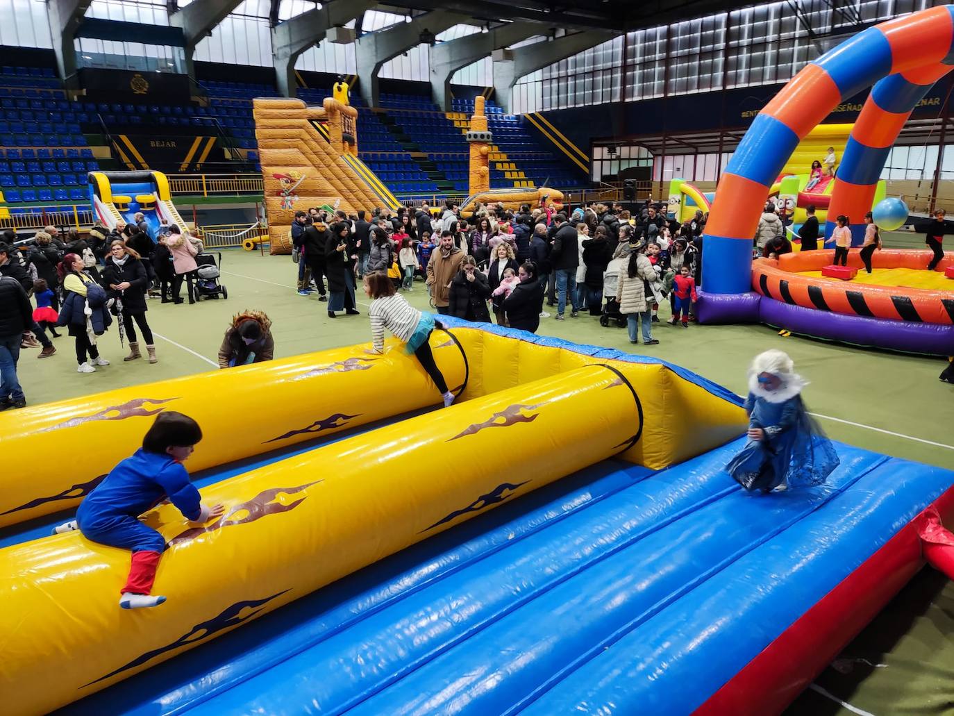 Los niños de Béjar disfrutan del primer día de hinchables por Carnaval