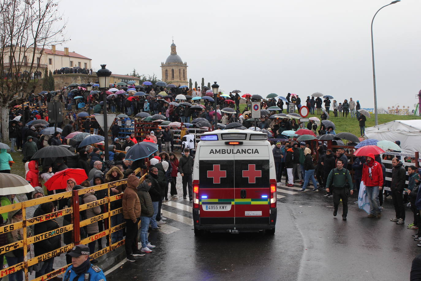 Tumultuoso encierro a caballo en el Carnaval del Toro de Ciudad Rodrigo