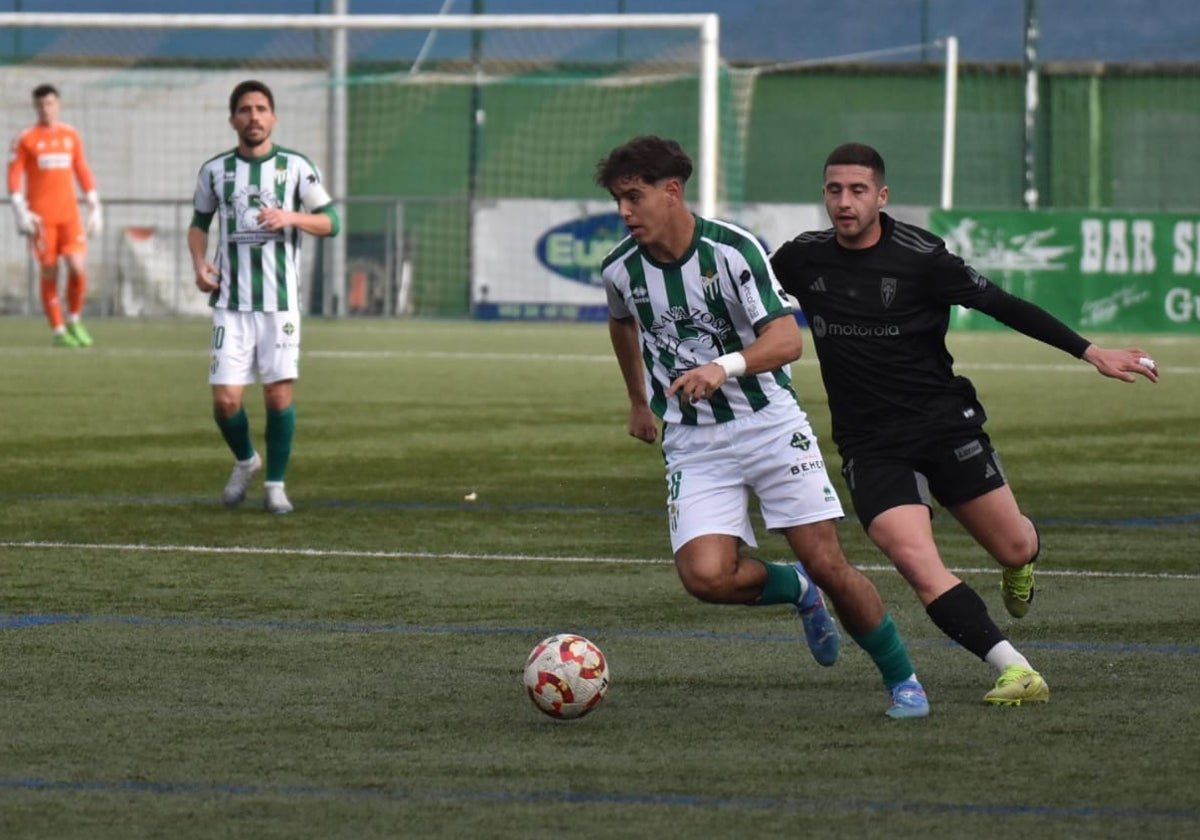 Morales, autor del gol, con el esférico en su poder.