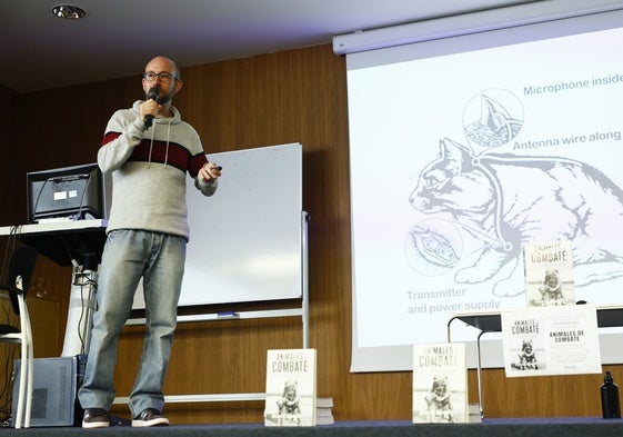 David Sánchez durante su conferencia en la facultad de Biología.