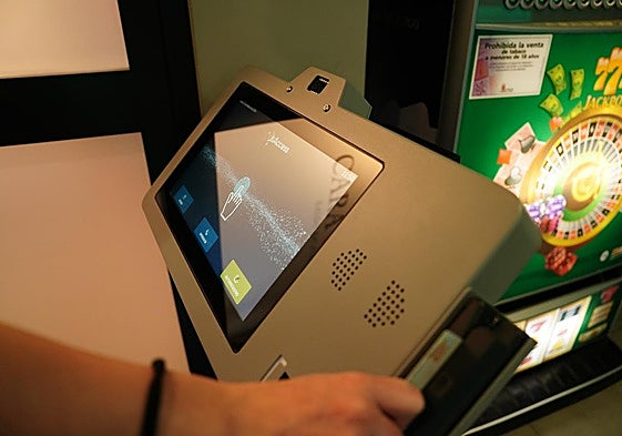 Un usuario pasa su DNI por la plataforma.