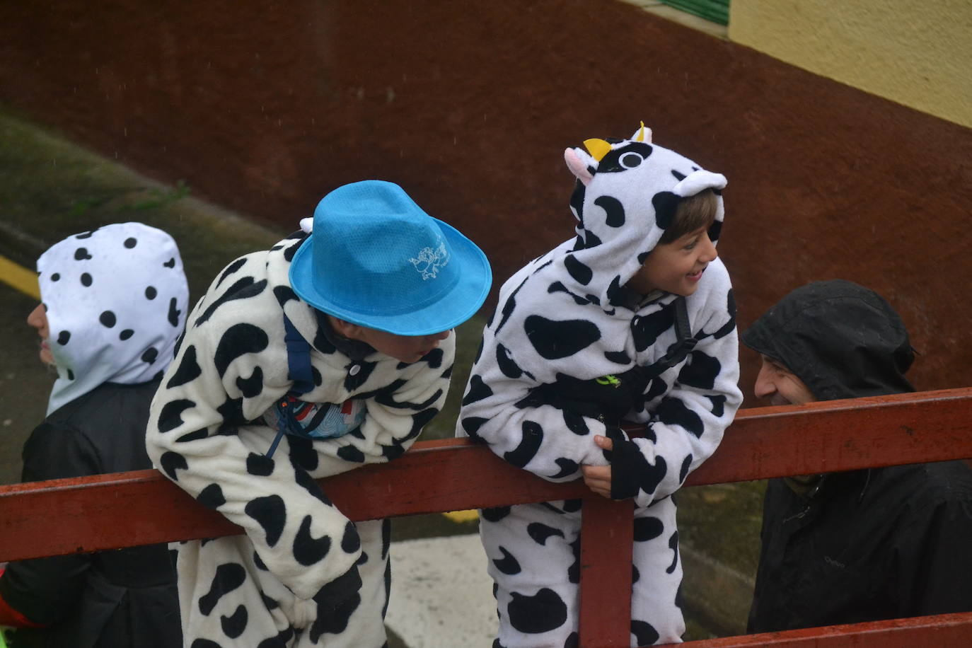 La lluvia no desluce el rápido encierro del lunes en el Carnaval del Toro