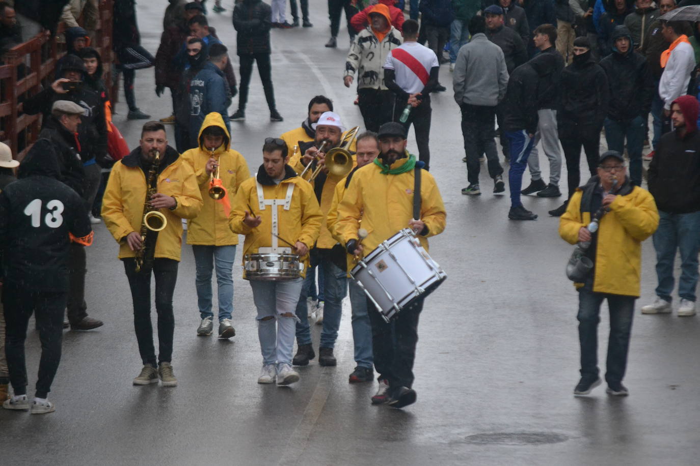 La lluvia no desluce el rápido encierro del lunes en el Carnaval del Toro