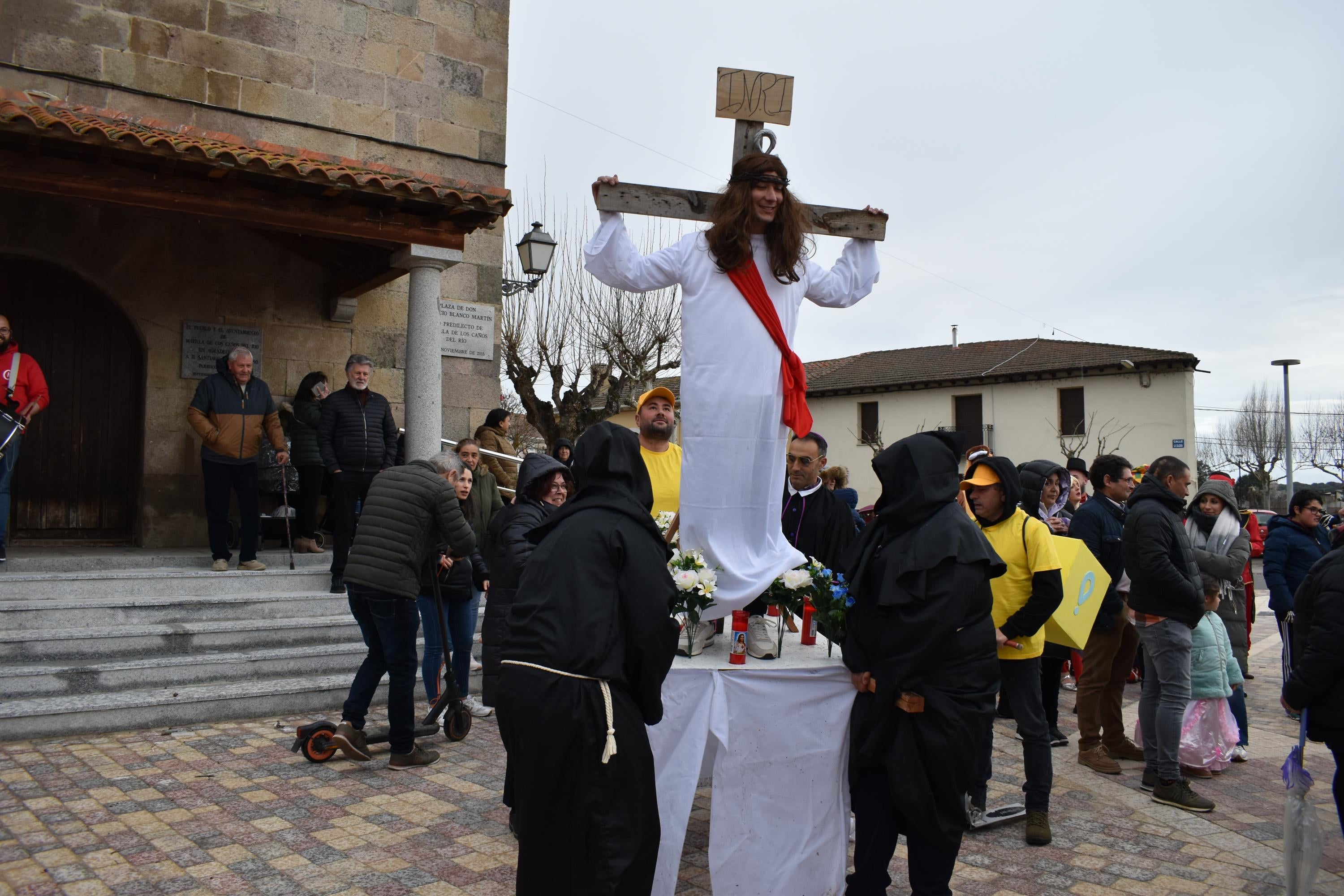 El cortejo fúnebre de la reina Isabel II o Jesucristo, presentes en el concurso de disfraces de Matilla de los Caños del Río