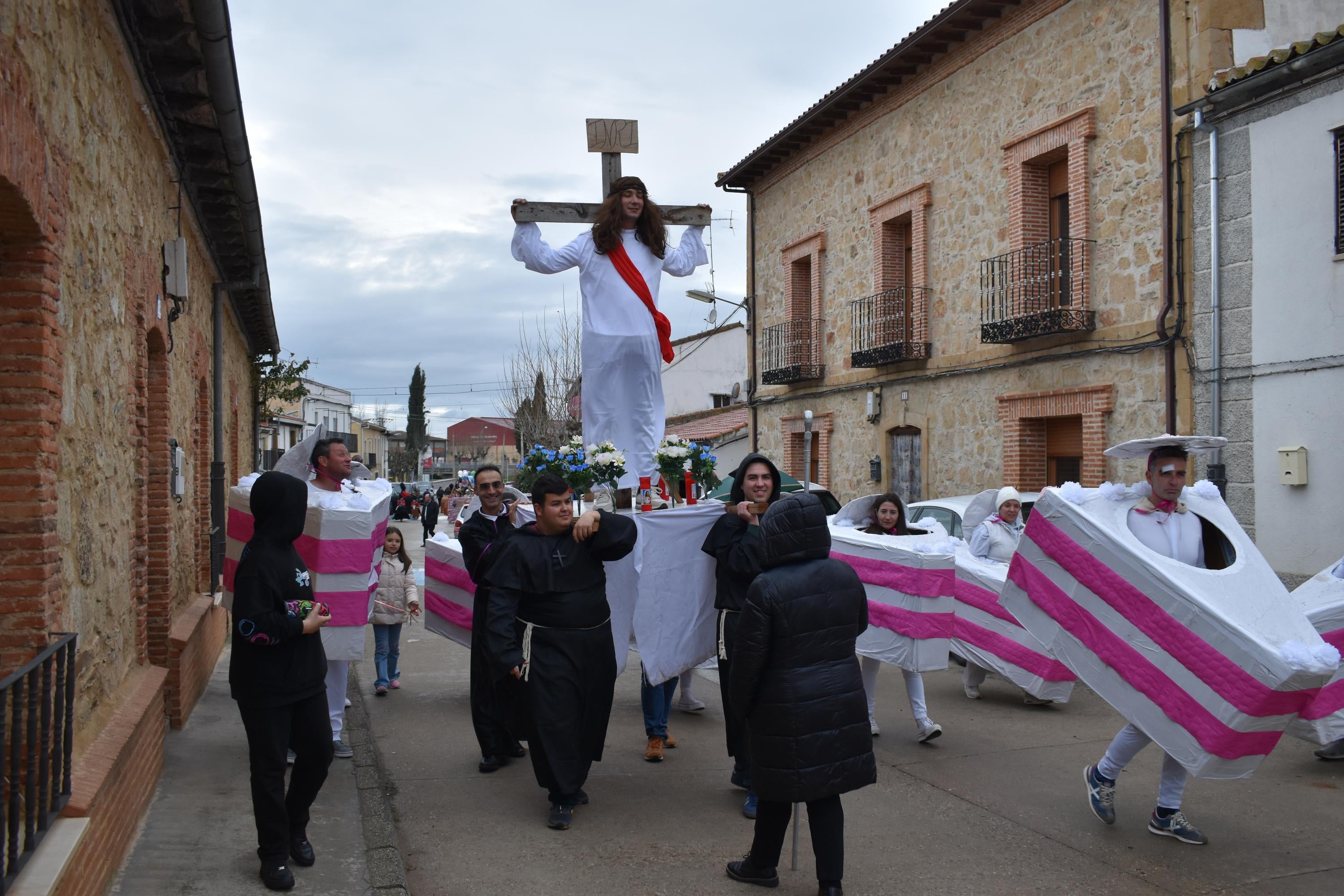 El cortejo fúnebre de la reina Isabel II o Jesucristo, presentes en el concurso de disfraces de Matilla de los Caños del Río