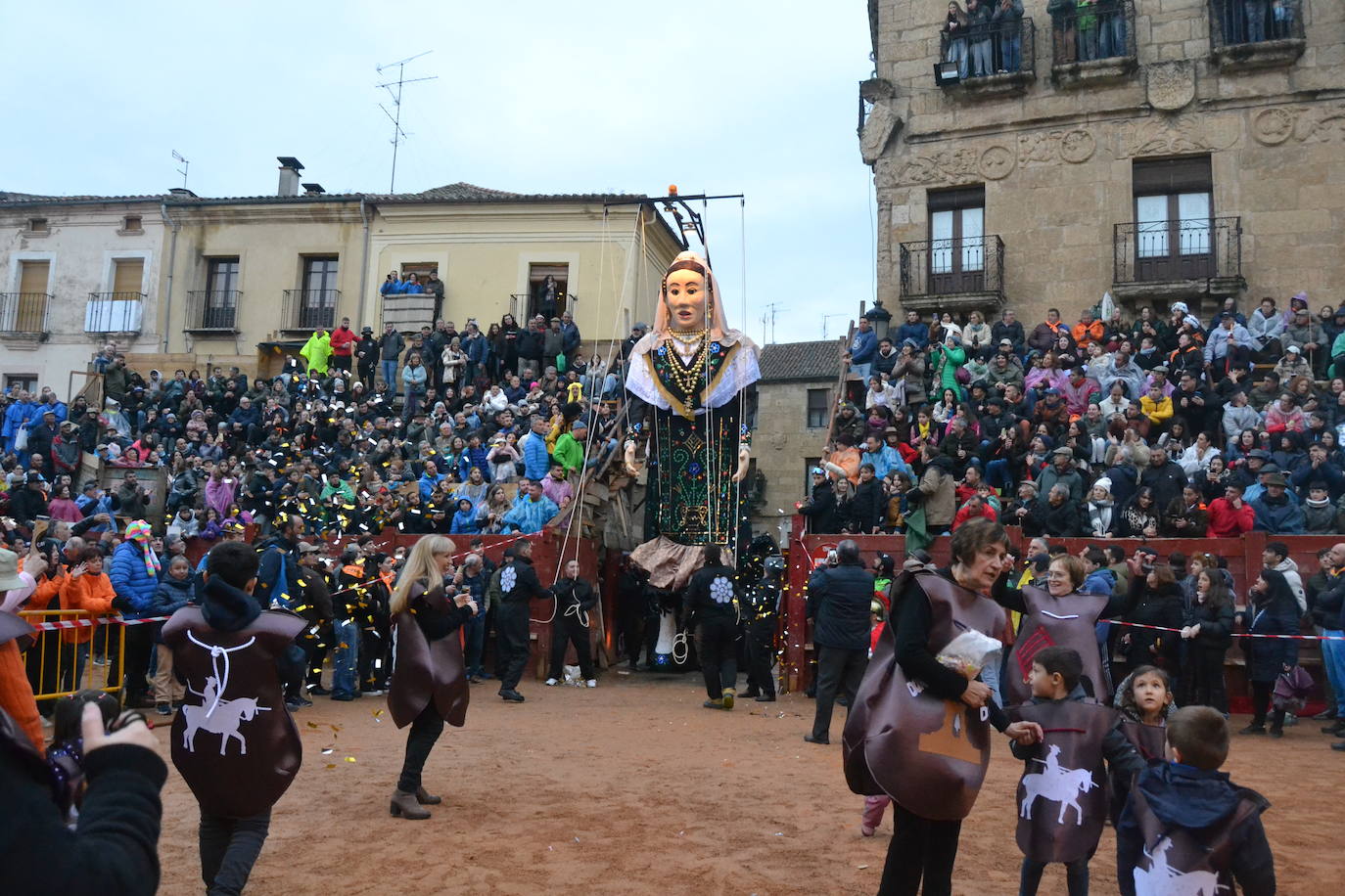 Una imponente charra conquista el Carnaval del Toro