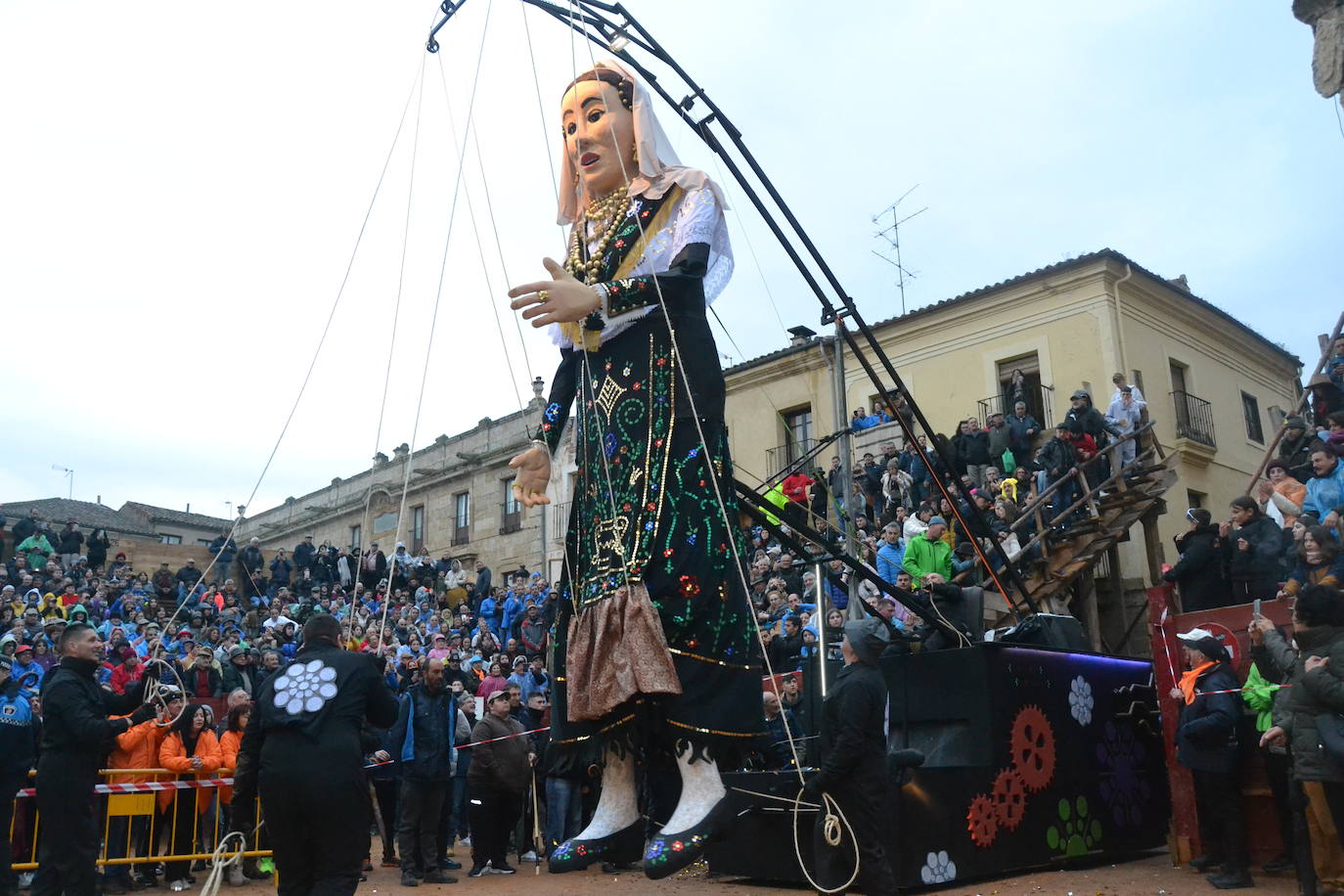 Una imponente charra conquista el Carnaval del Toro