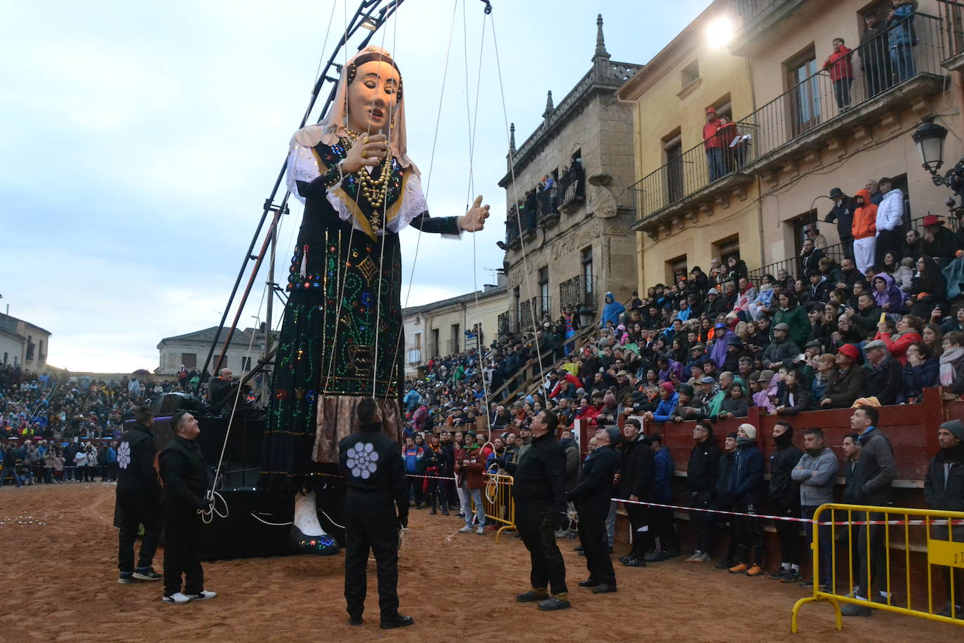 Una imponente charra conquista el Carnaval del Toro