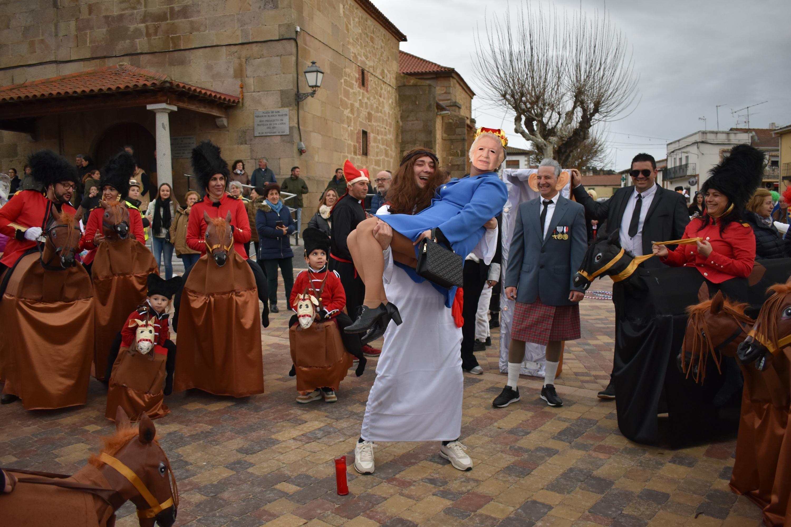 El cortejo fúnebre de la reina Isabel II o Jesucristo, presentes en el concurso de disfraces de Matilla de los Caños del Río