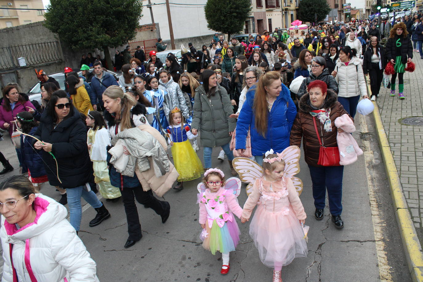 Guijuelo disfruta de su pasacalles con ritmo y sin lluvia