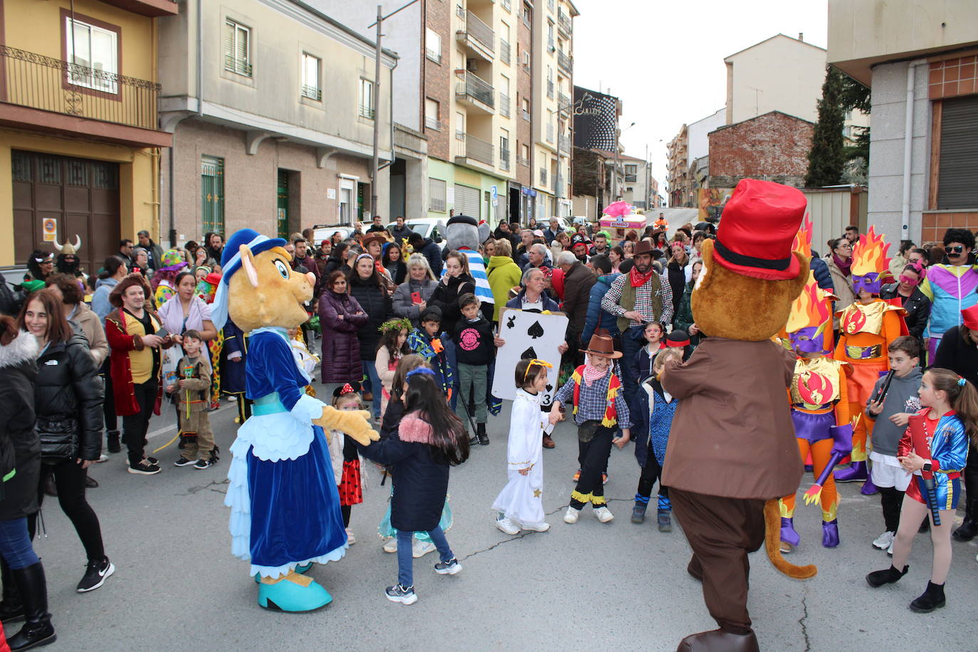 Guijuelo disfruta de su pasacalles con ritmo y sin lluvia