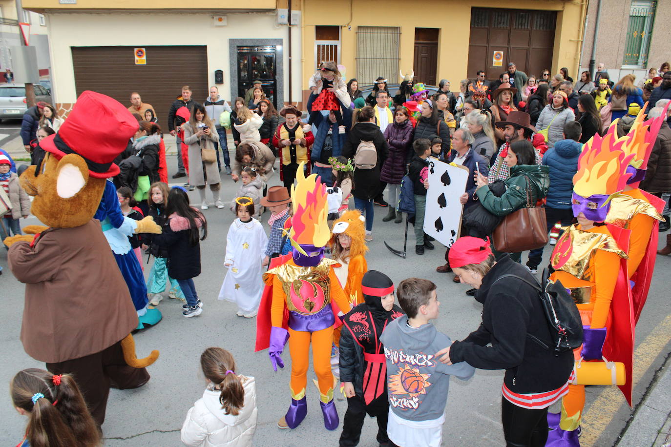 Guijuelo disfruta de su pasacalles con ritmo y sin lluvia