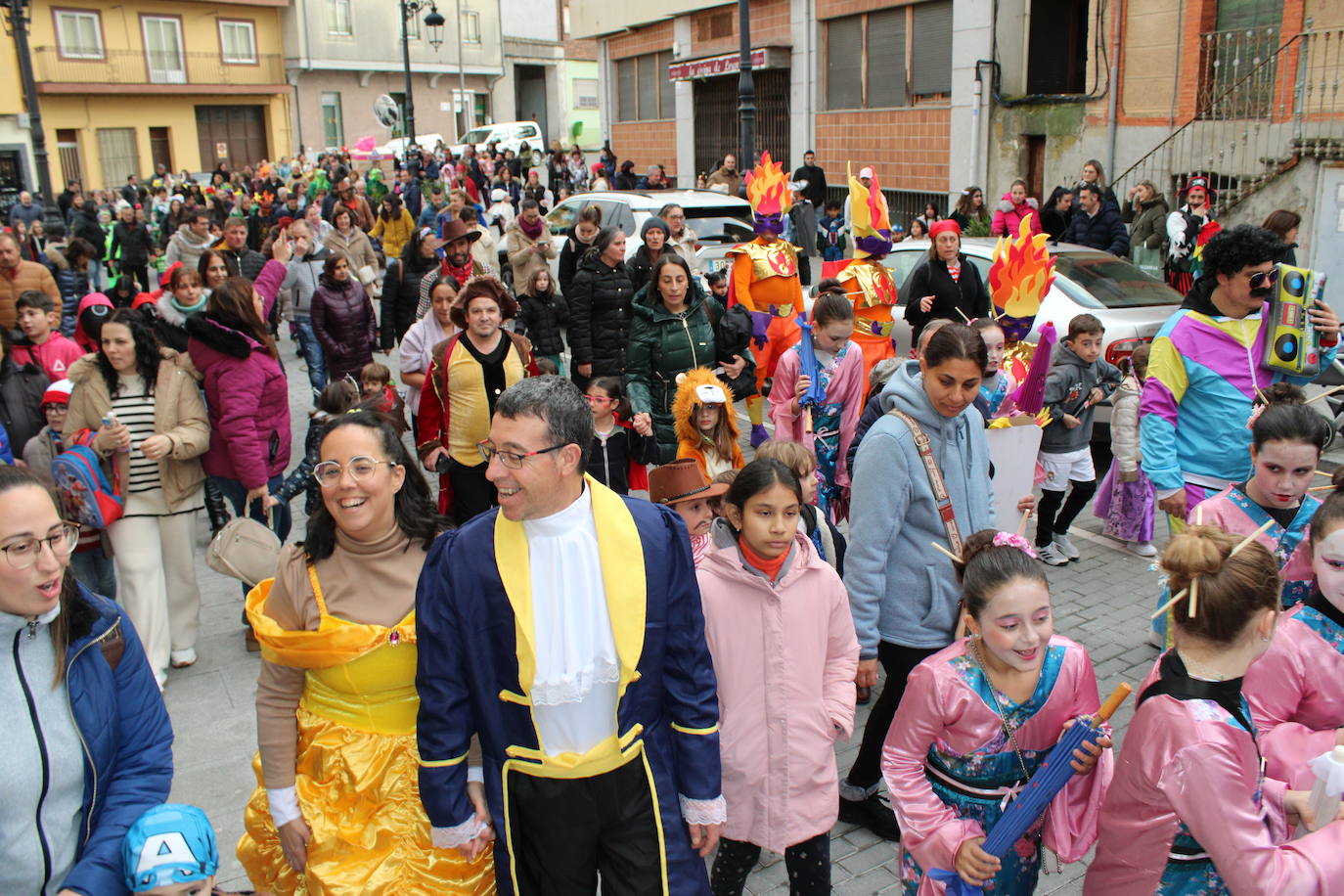 Guijuelo disfruta de su pasacalles con ritmo y sin lluvia