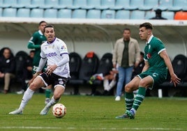 De Tomás conduce el esférico ante un jugador del Coruxo en una cita de esta temporada.