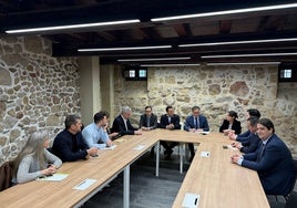 Representantes del Ayuntamiento y de la agrupación de hosteleros, este lunes en la Fonda Veracruz.