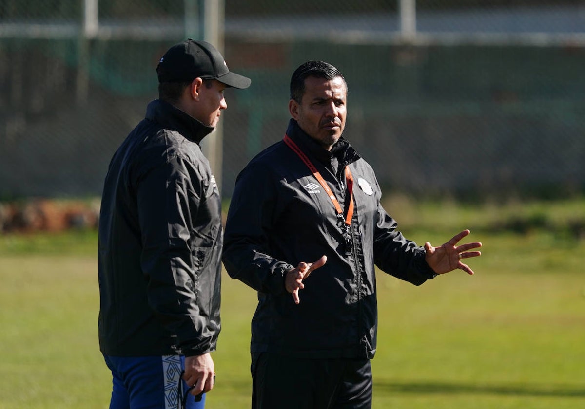 Rafael Dueñas y Hugo Parra hablan durante un entrenamiento de la pasada semana.