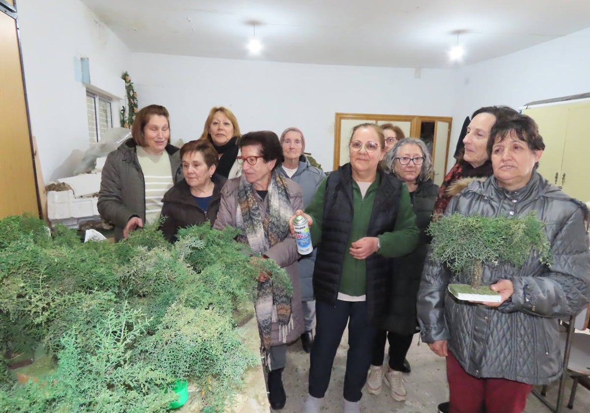 Sus creadoras, con los árboles construidos para el monte de los olivos.