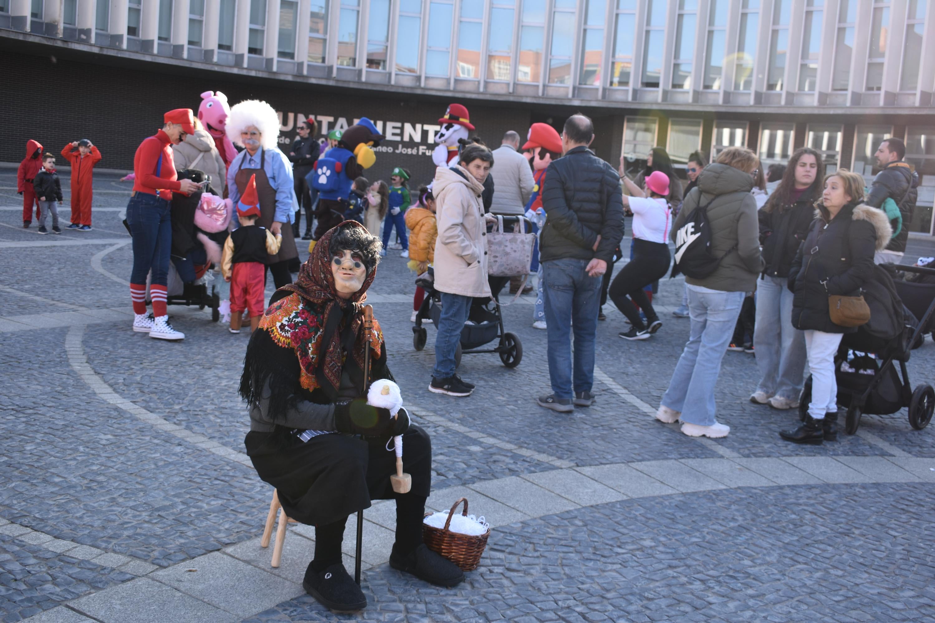 Los personajes de cuentos infantiles caminan por las calles de Santa Marta de Tormes