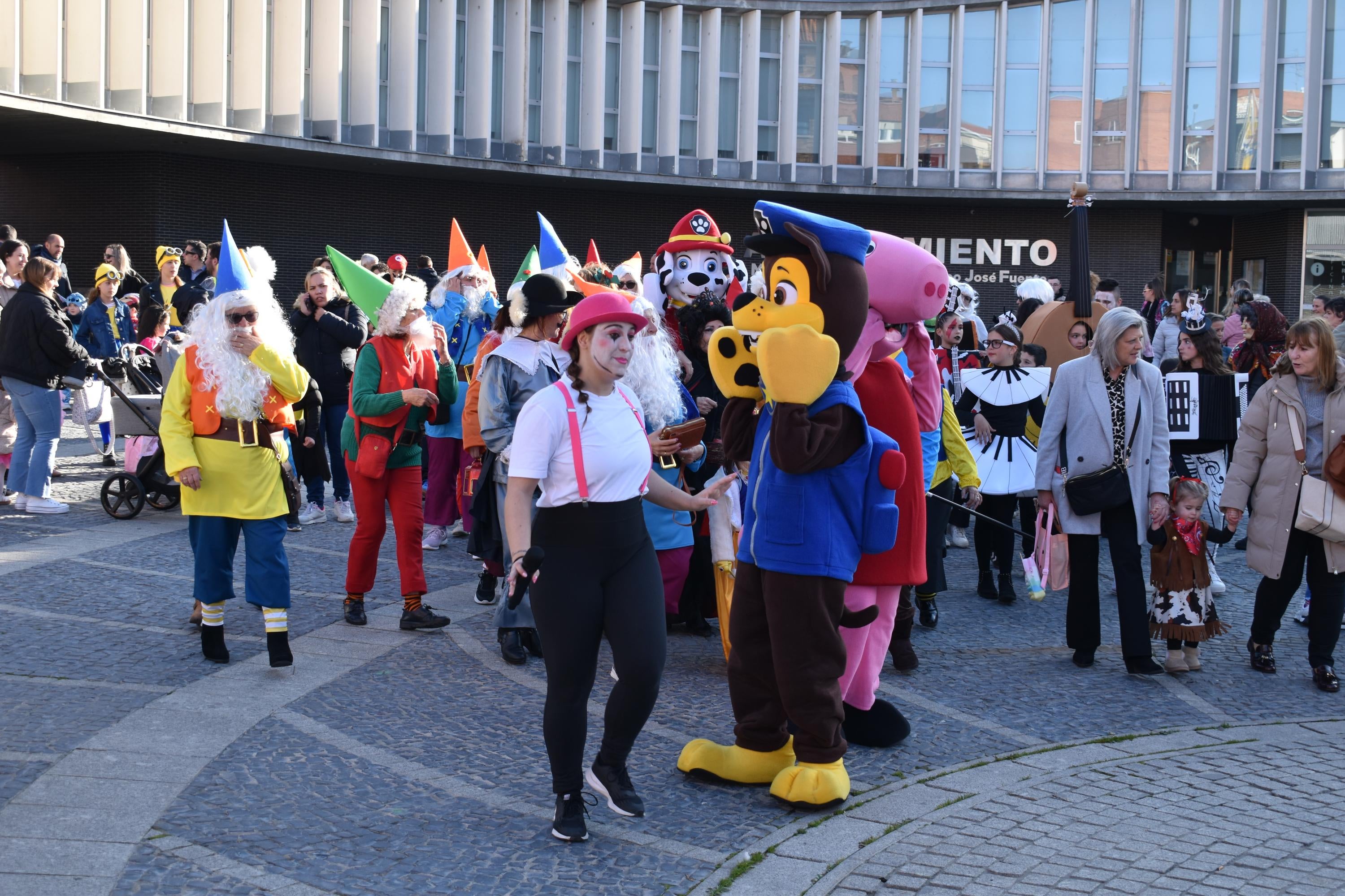 Los personajes de cuentos infantiles caminan por las calles de Santa Marta de Tormes