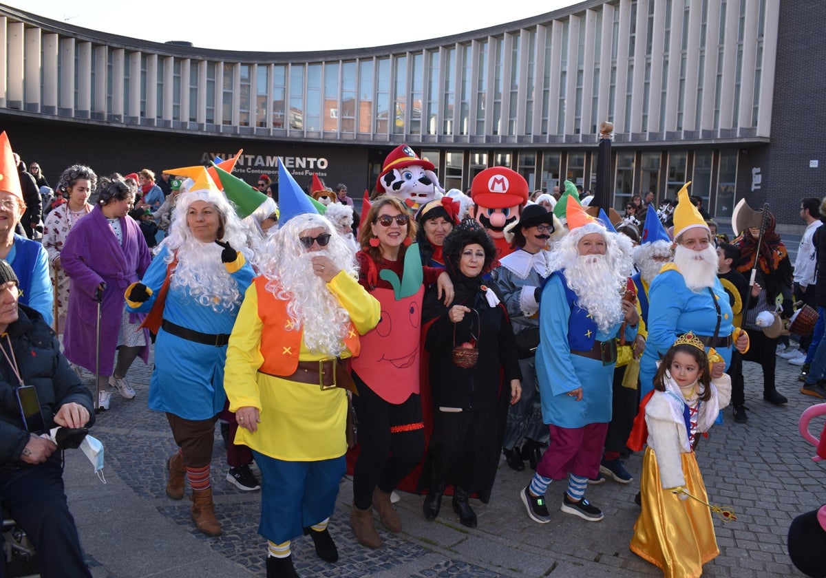 Los personajes de cuentos infantiles caminan por las calles de Santa Marta de Tormes