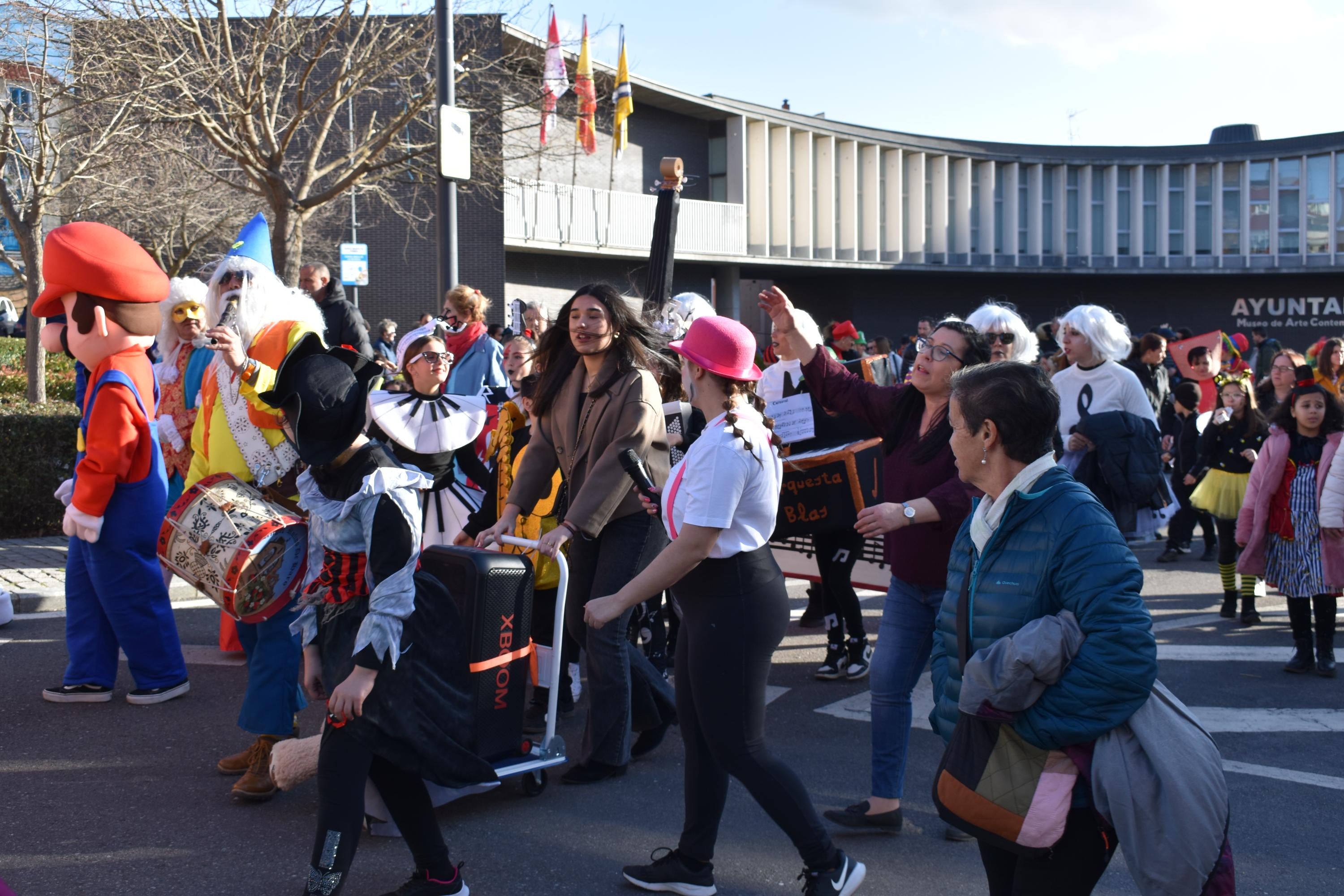 Los personajes de cuentos infantiles caminan por las calles de Santa Marta de Tormes