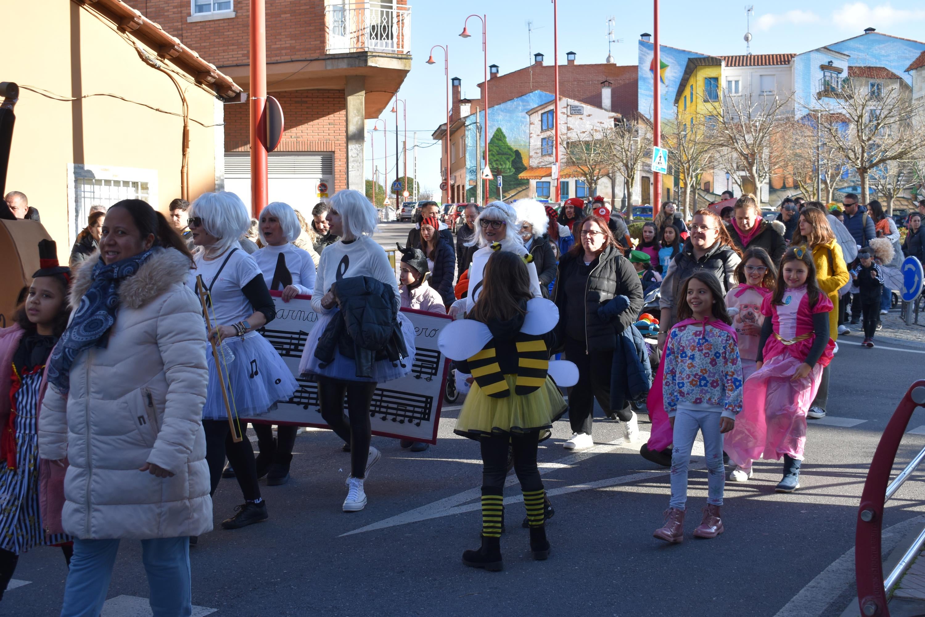 Los personajes de cuentos infantiles caminan por las calles de Santa Marta de Tormes