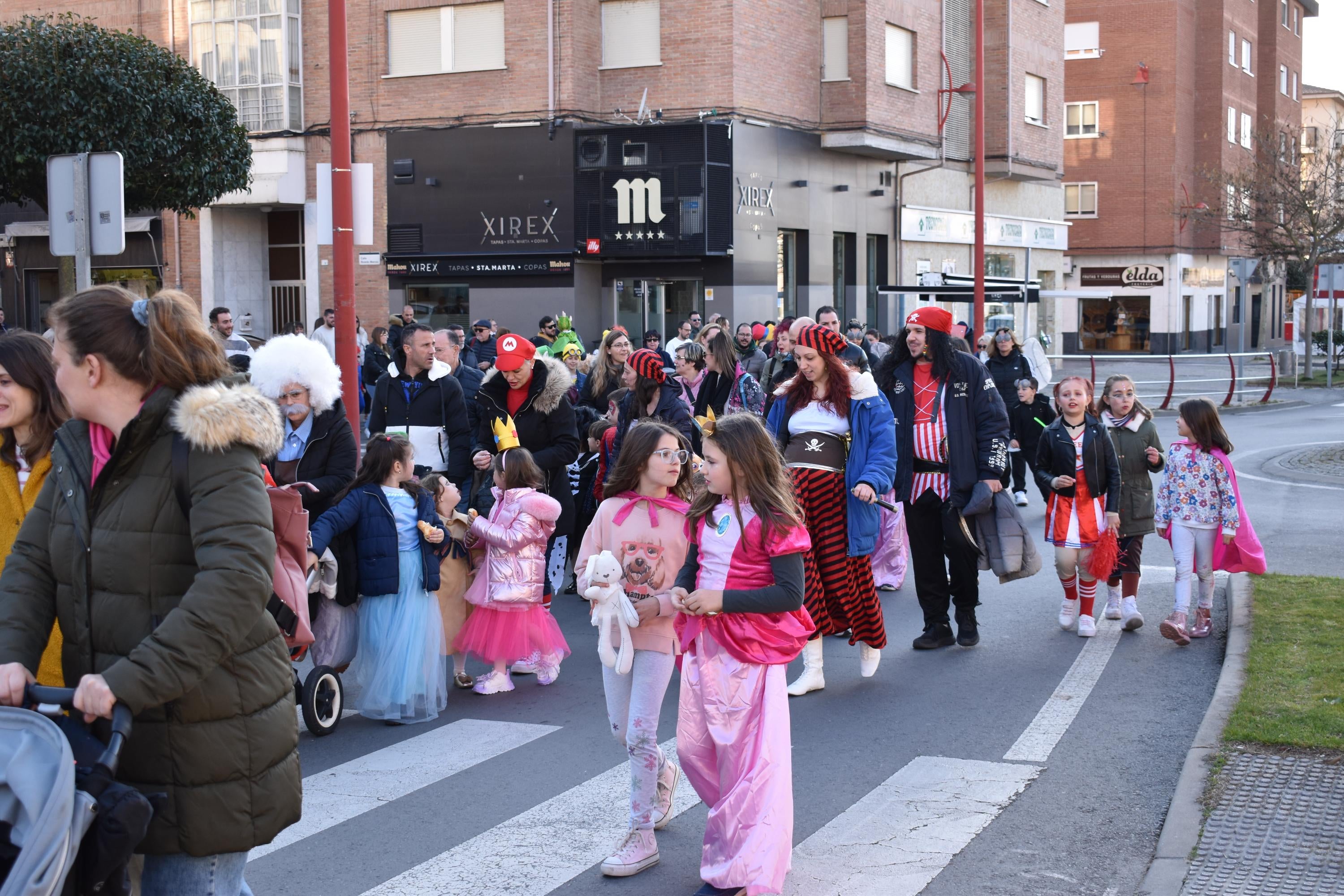 Los personajes de cuentos infantiles caminan por las calles de Santa Marta de Tormes